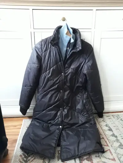Abrigo largo acolchado negro para mujer - miniatura 1