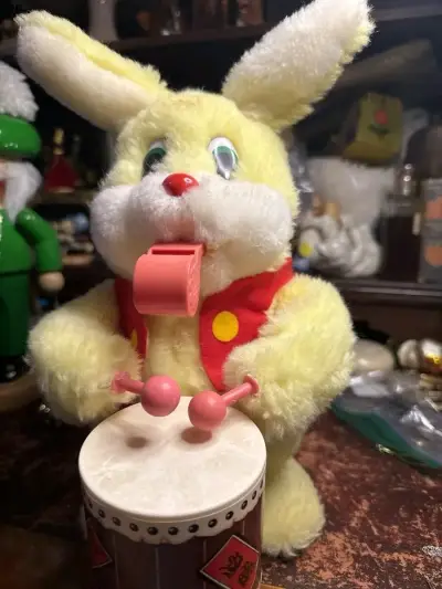 Conejo de peluche amarillo con tambor - miniatura 1