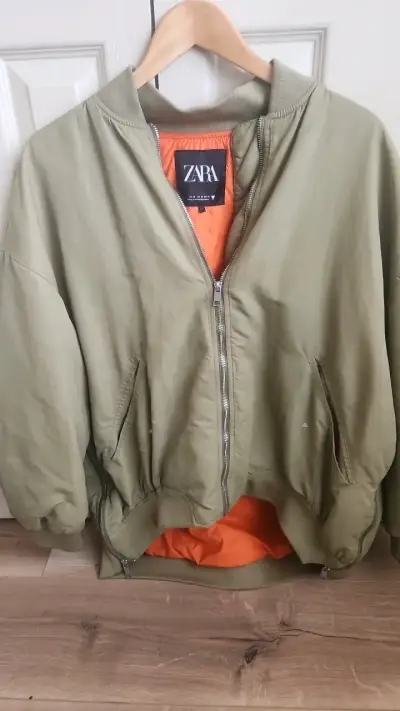 Chaqueta bomber verde oliva Zara para hombre - miniatura 1