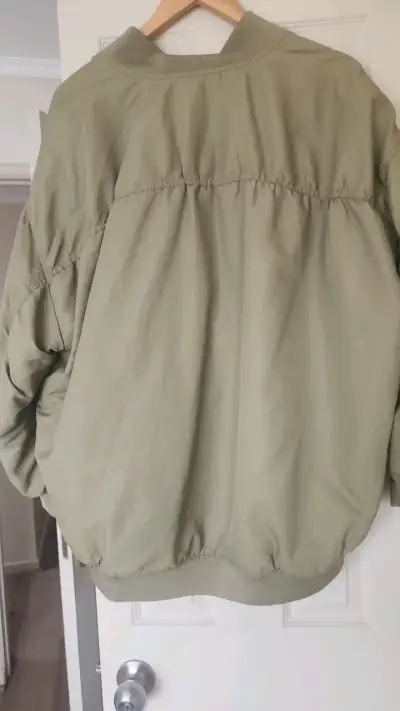 Chaqueta bomber verde oliva Zara para hombre - miniatura 3