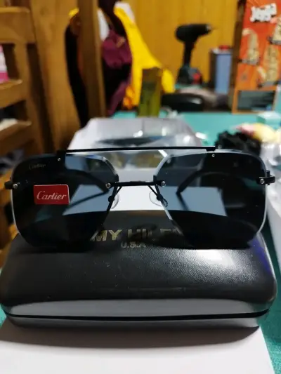 Gafas de sol Cartier negras elegantes - miniatura 1