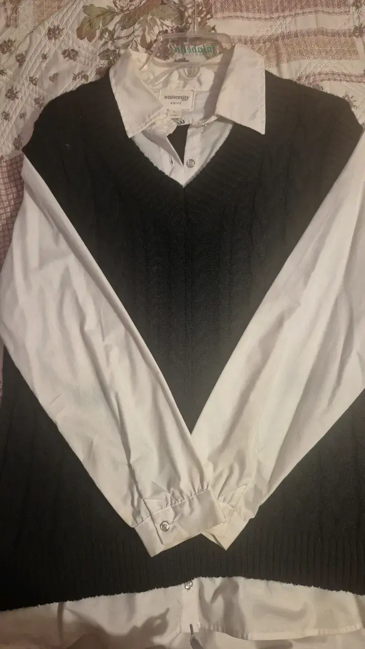 Chaleco tejido negro con camisa blanca - 1