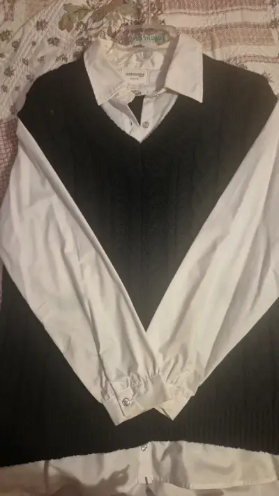 Chaleco tejido negro con camisa blanca - miniatura 1