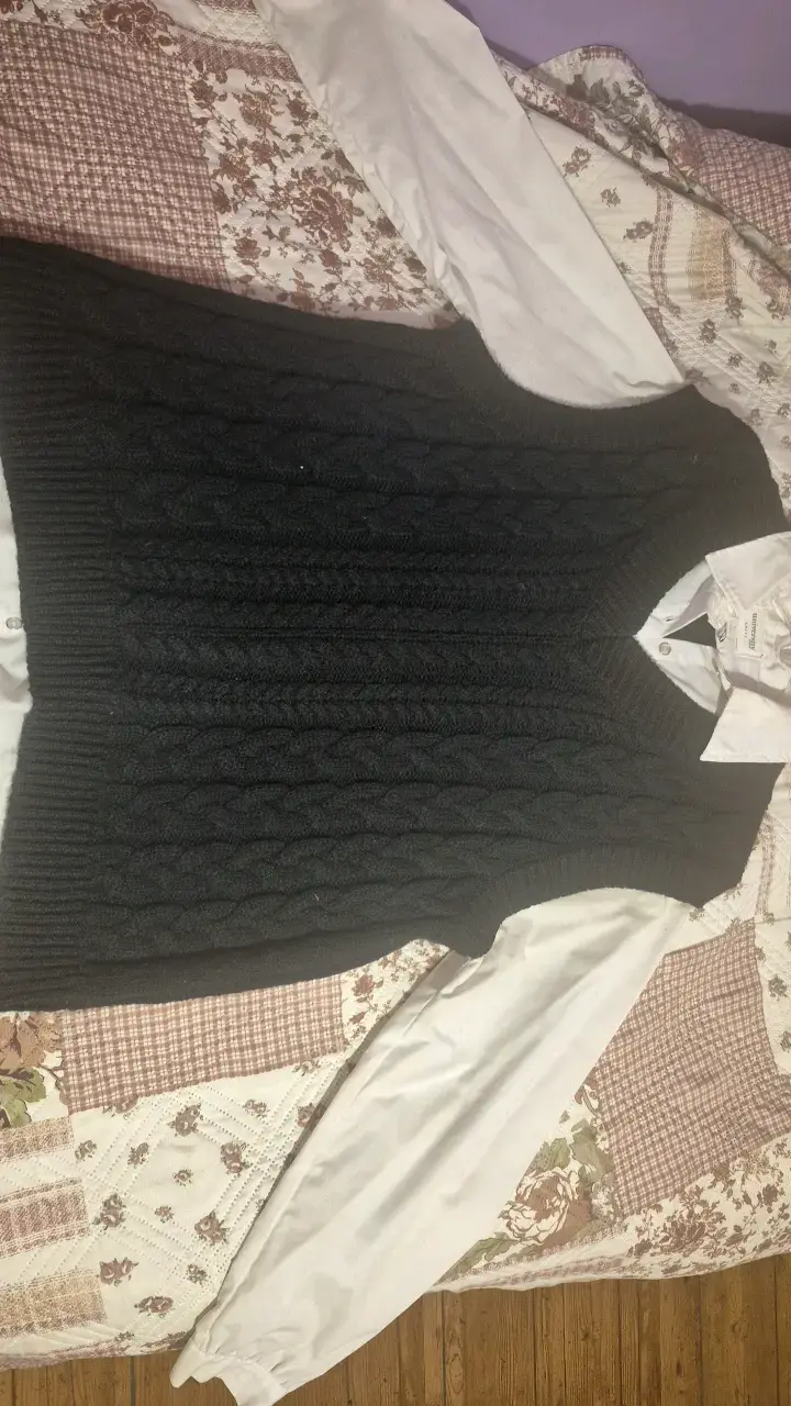 Chaleco tejido negro con camisa blanca - 2