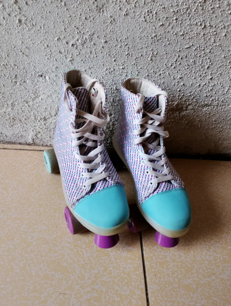 Patines de cuatro ruedas. - 1