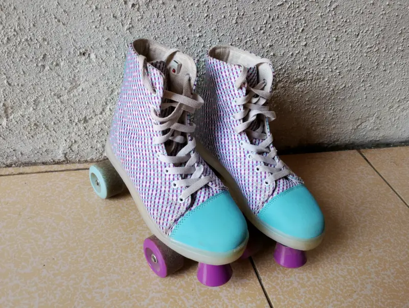 Patines de cuatro ruedas. - 2