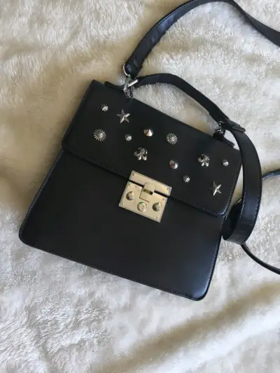 Cartera negra con apliques metálicos Pollini - miniatura 1