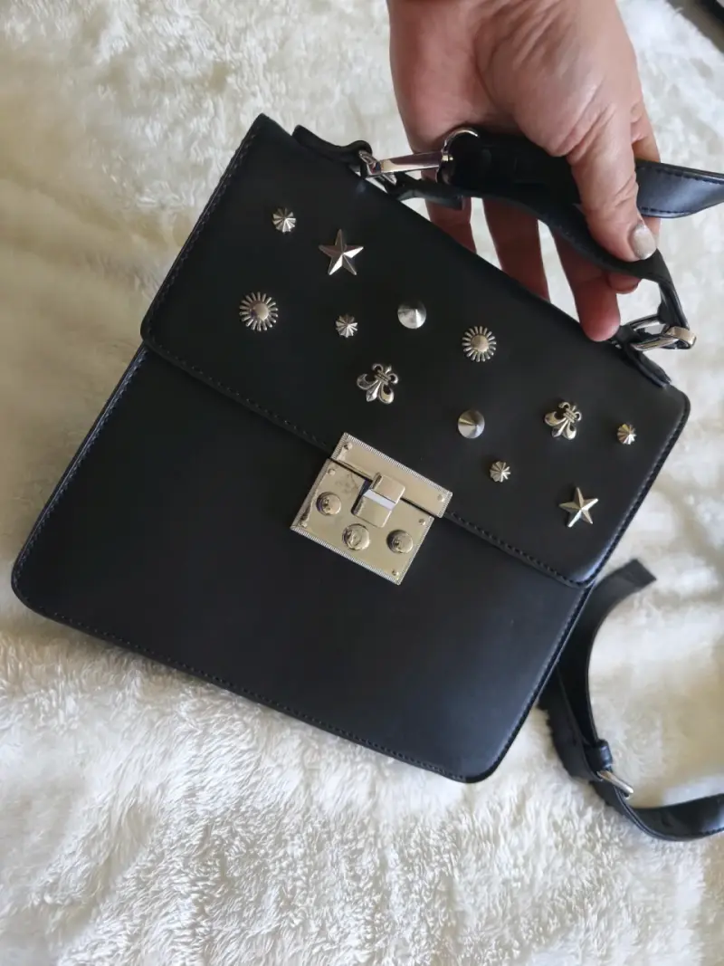 Cartera negra con apliques metálicos Pollini - 2