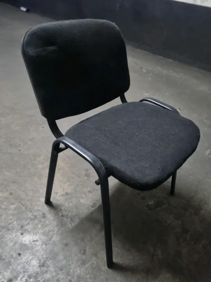 Sillas de Oficina Negra con Estructura Metálica