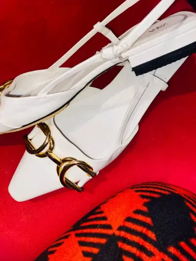 Sandalias blancas con hebilla dorada Zara - miniatura 1