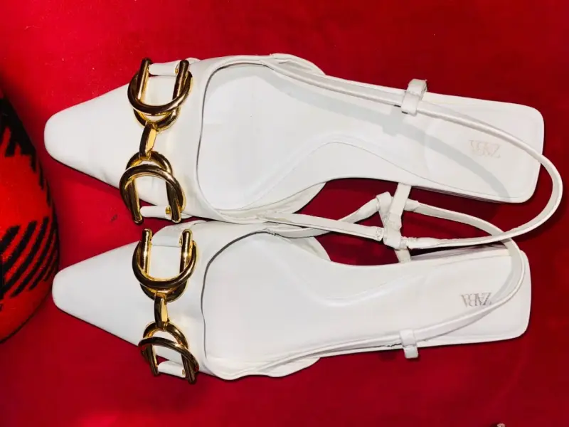 Sandalias blancas con hebilla dorada Zara - 2