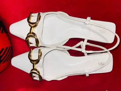 Sandalias blancas con hebilla dorada Zara - miniatura 2