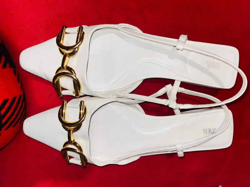 Sandalias blancas con hebilla dorada Zara - 4