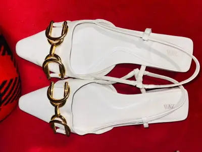 Sandalias blancas con hebilla dorada Zara - miniatura 4