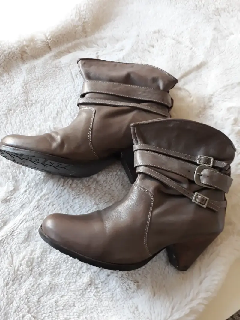 Botines de cuero marrón con hebillas