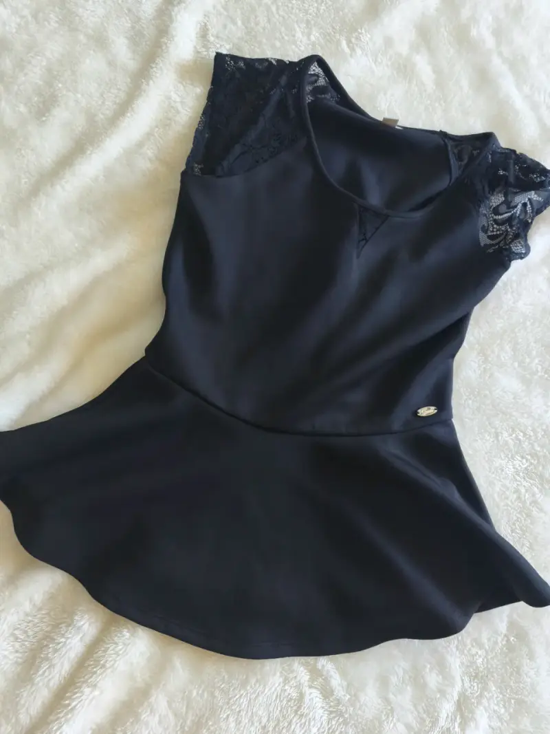 Poleras Guess sin mangas con encaje - 1