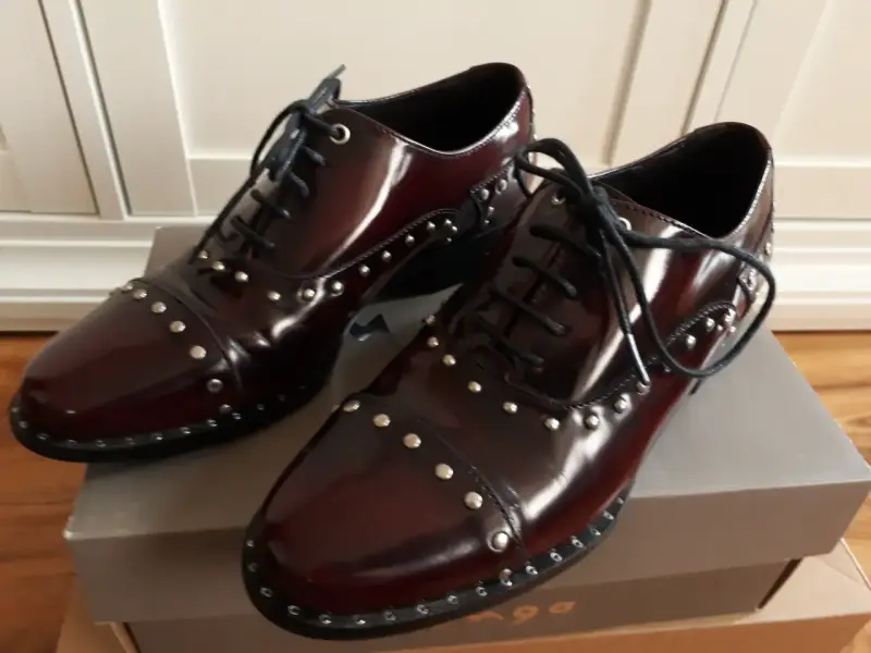Zapatos de charol con tachas N°35 - 1