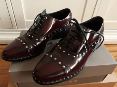 Zapatos de charol con tachas N°35 - miniatura 1