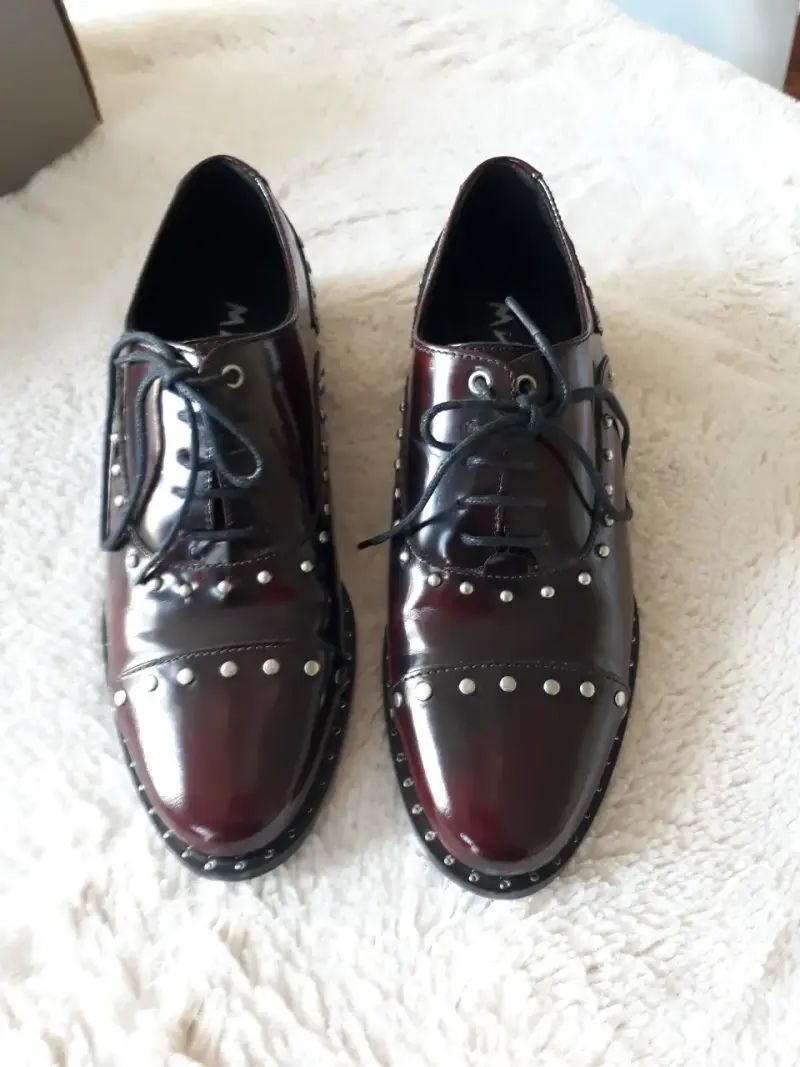 Zapatos de charol con tachas N°35 - 2