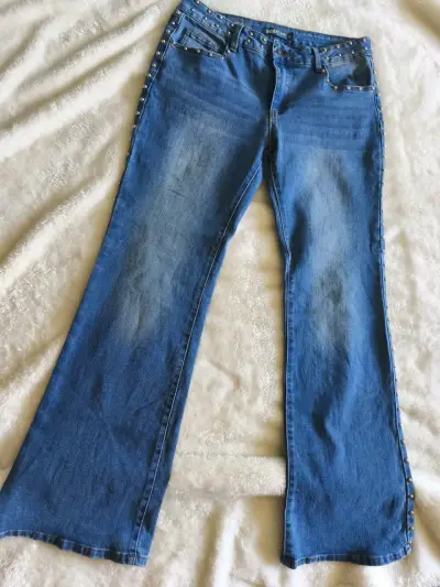 Jeans flare mujer con tachas y diseño acampanado - miniatura 1
