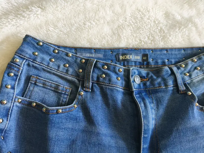 Jeans flare mujer con tachas y diseño acampanado - 2