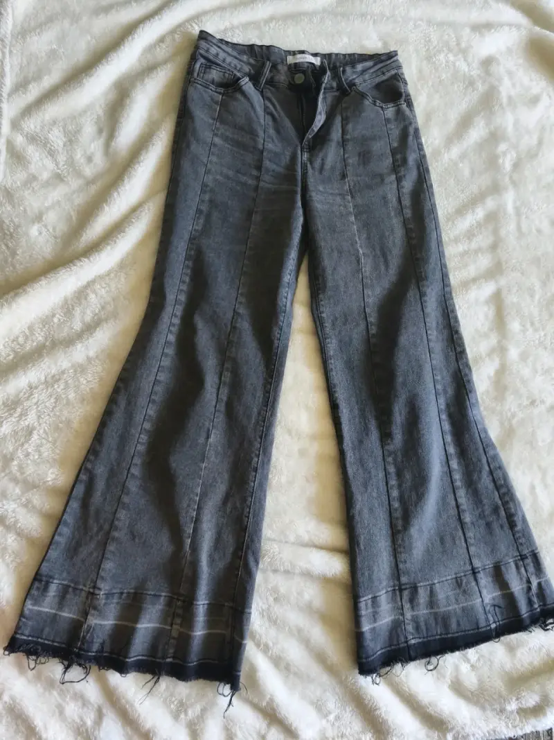 Jeans flare mujer con tachas y diseño acampanado - 3