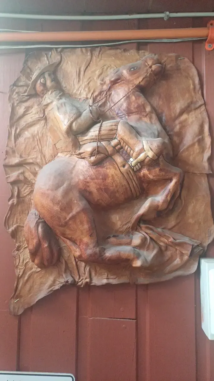 Relieve en cuero repujado con jinete y caballo