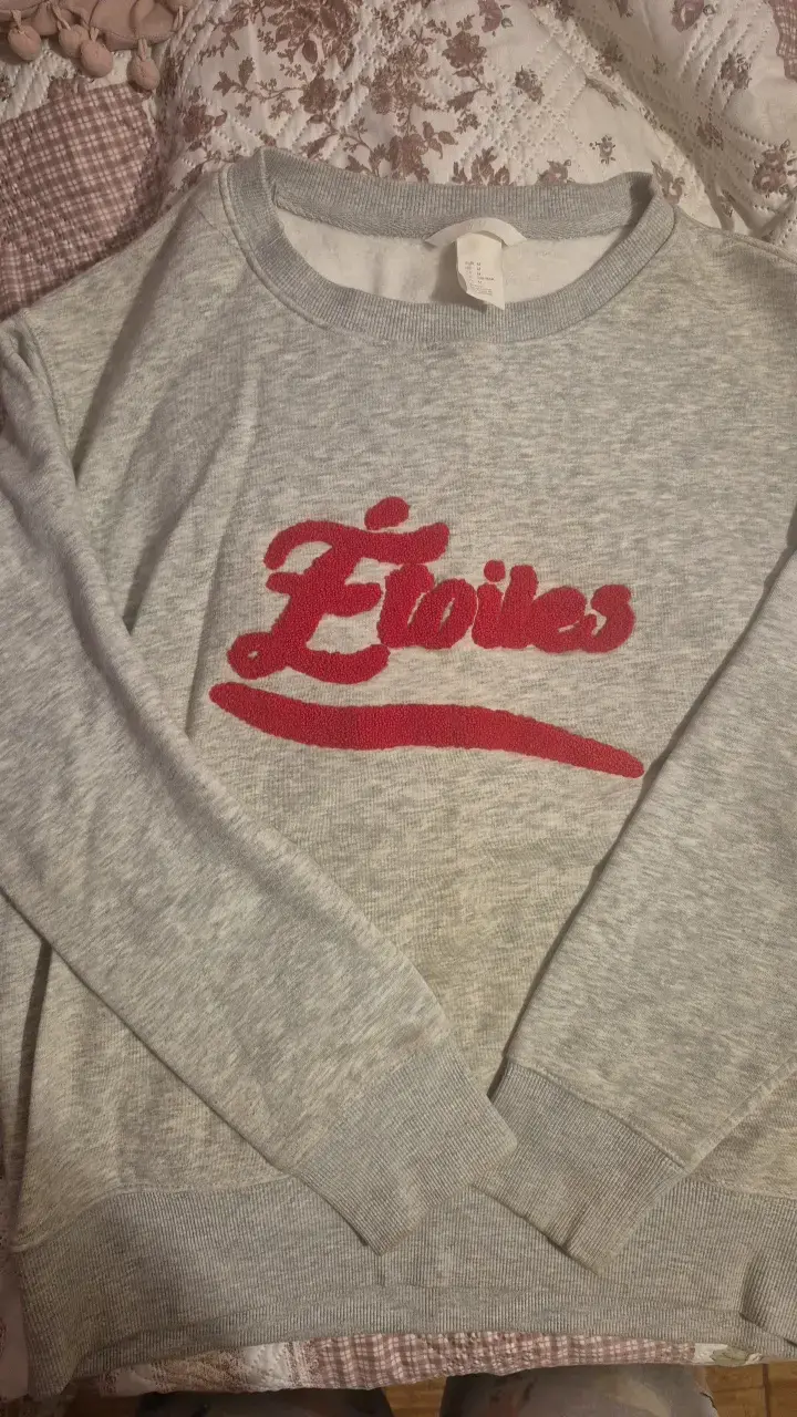 Polerón gris con diseño rojo Étoiles