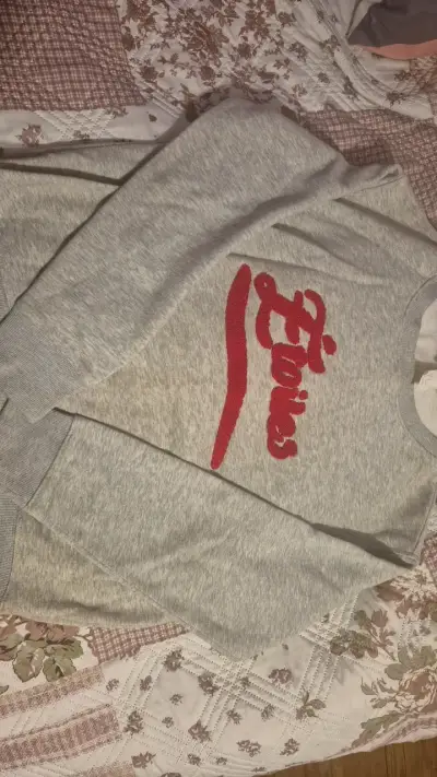 Polerón gris con diseño rojo Étoiles - miniatura 2