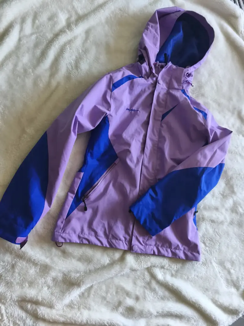Chaqueta impermeable morada y azul para mujer