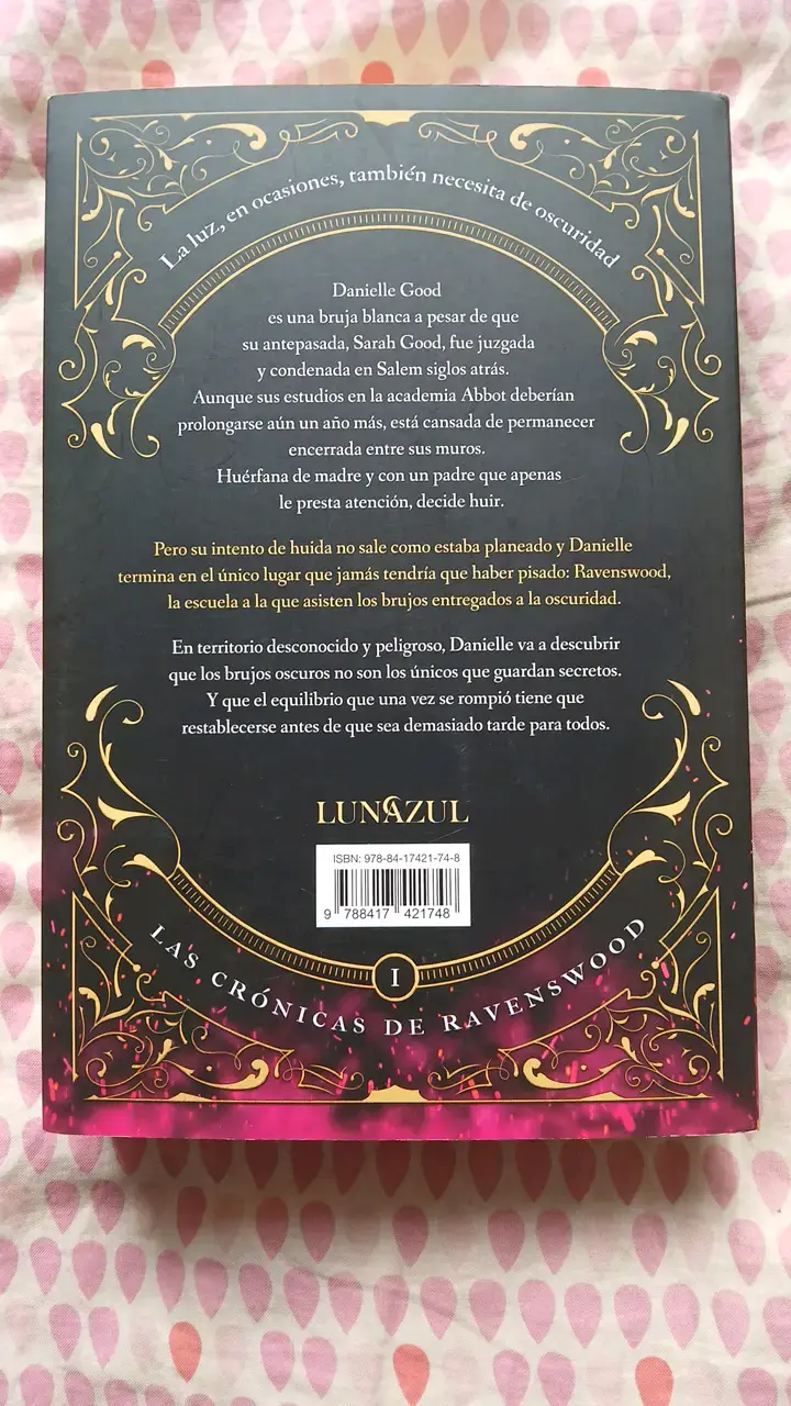 Libro 'Un Linaje Oscuro' de Victoria Vílchez - 2
