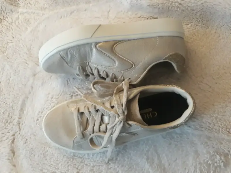 Zapatillas beige con detalles brillantes 35.5
