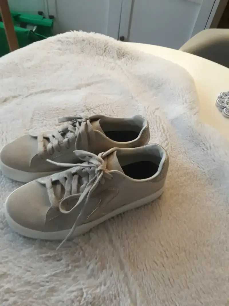 Zapatillas beige con detalles brillantes 35.5 - 2