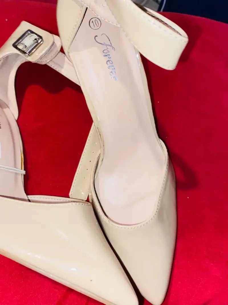 Tacones de charol beige con hebilla Forever - 3