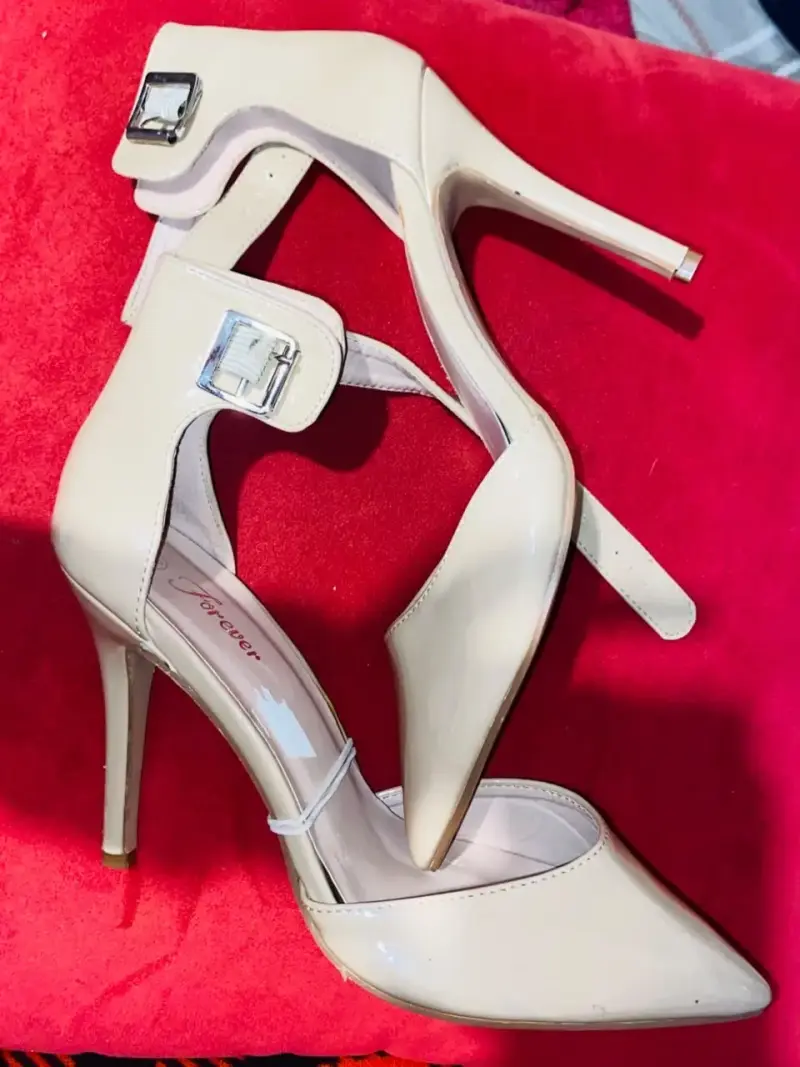 Tacones de charol beige con hebilla Forever - 4