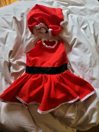 Disfraz de Navidad para niña con gorro rojo - miniatura 1