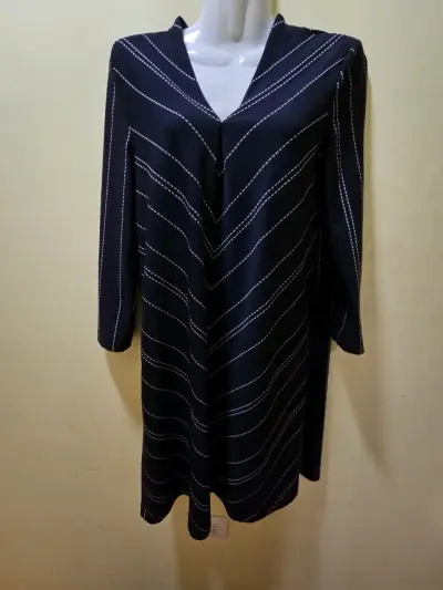 Vestido negro de oficina con diseño de rayas - miniatura 3