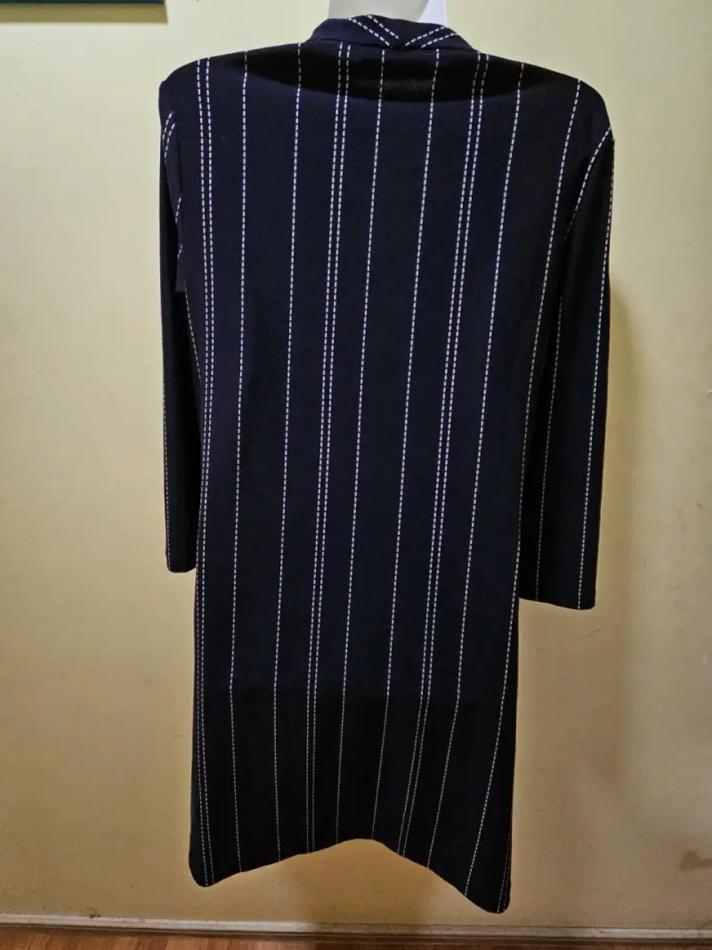 Vestido negro de oficina con diseño de rayas - 4