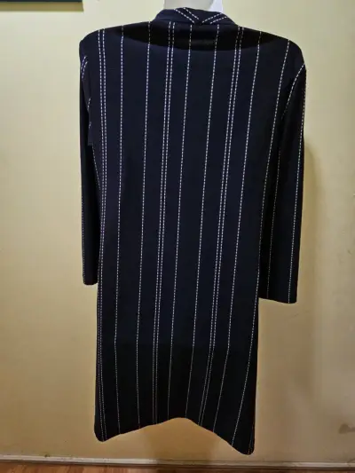 Vestido negro de oficina con diseño de rayas - miniatura 4