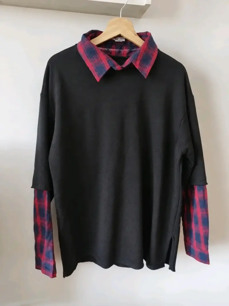 Polerón negro con detalles de camisa a cuadros