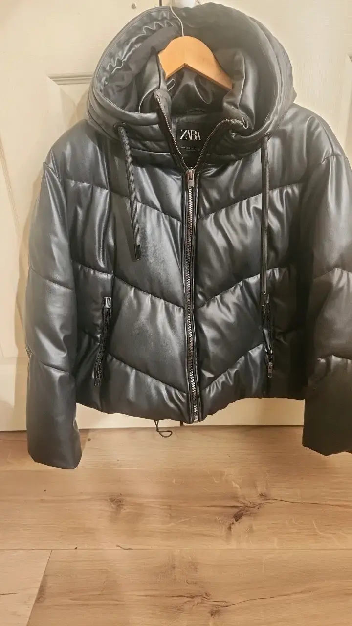 Chaqueta acolchada negra Zara con capucha - 1