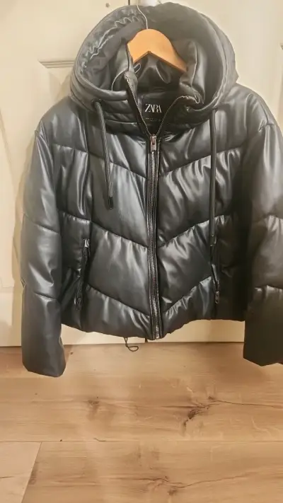 Chaqueta acolchada negra Zara con capucha - miniatura 1