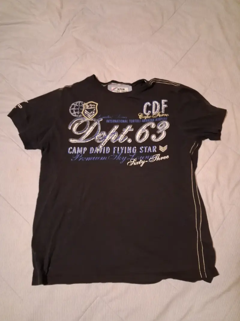 Polera negra Camp David con diseño gráfico - 1