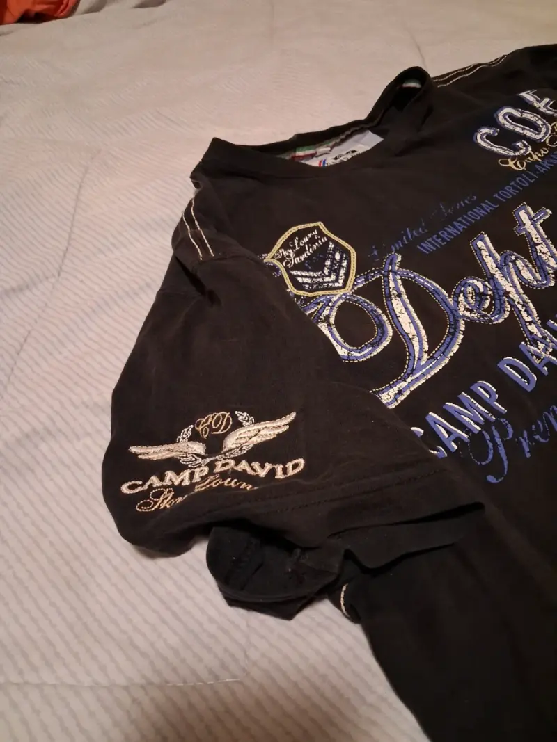 Polera negra Camp David con diseño gráfico - 2