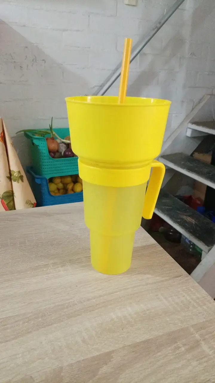 Vaso grande amarillo con bombilla - 1