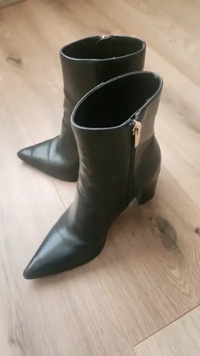 Botines de cuero negro con tacón alto - miniatura 1