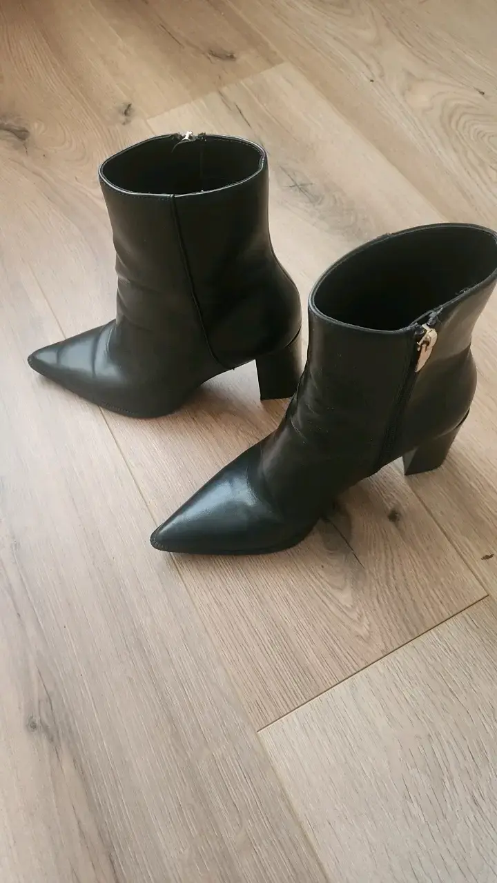Botines de cuero negro con tacón alto - 2