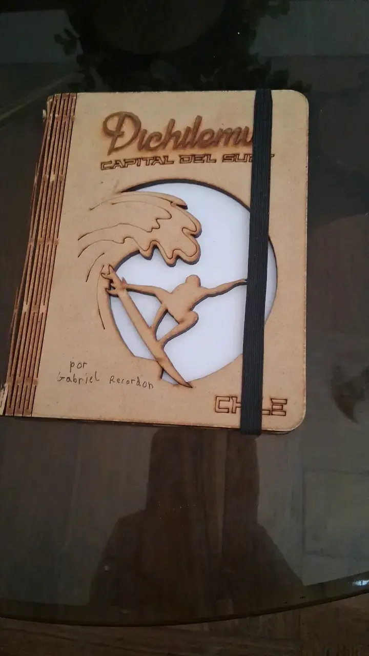 Cuaderno artesanal Pichilemu con surfista