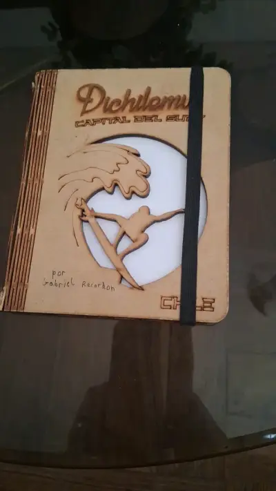 Cuaderno artesanal Pichilemu con surfista - miniatura 1