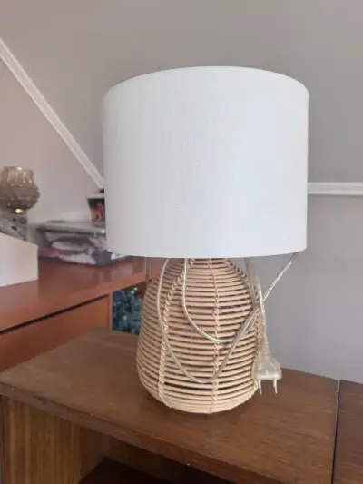 Lámpara de mesa con pantalla de tela y base de mimbre - miniatura 1